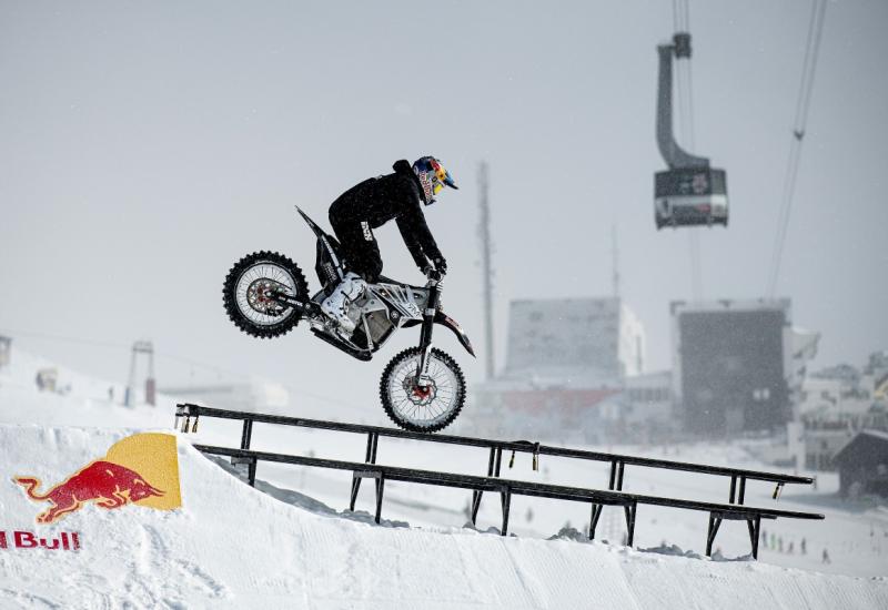 Švicarac na snijegu demonstrirao moć električnog cross motocikla